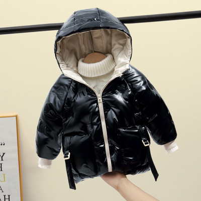 Uut mudelit suurte taskute ja kapuutsiga talvejope