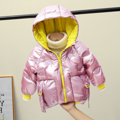 Uut mudelit suurte taskute ja kapuutsiga talvejope