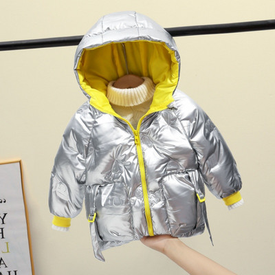 Uut mudelit suurte taskute ja kapuutsiga talvejope