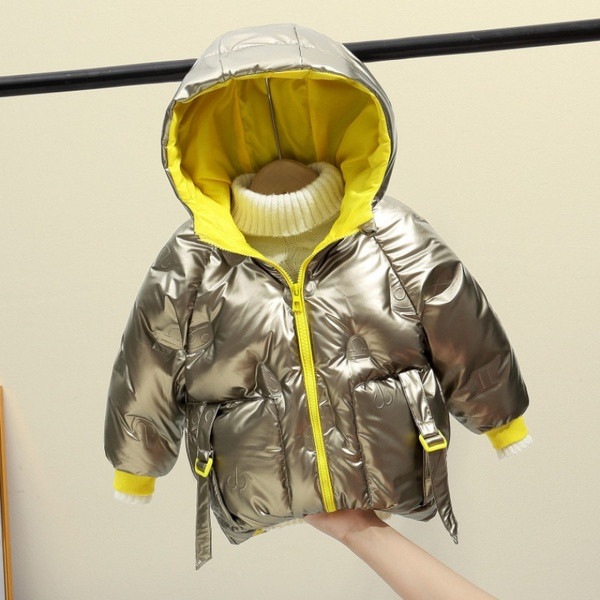 Uut mudelit suurte taskute ja kapuutsiga talvejope