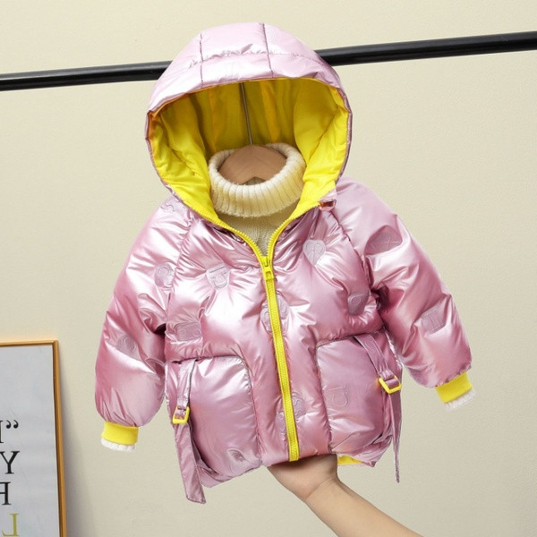 Uut mudelit suurte taskute ja kapuutsiga talvejope