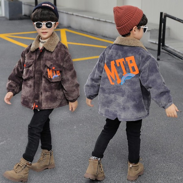 Μοντέρνο παιδικό μπουφάν με ζεστή επένδυση και απλικέ για αγόρια