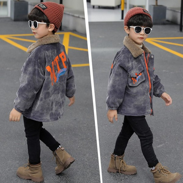 Μοντέρνο παιδικό μπουφάν με ζεστή επένδυση και απλικέ για αγόρια