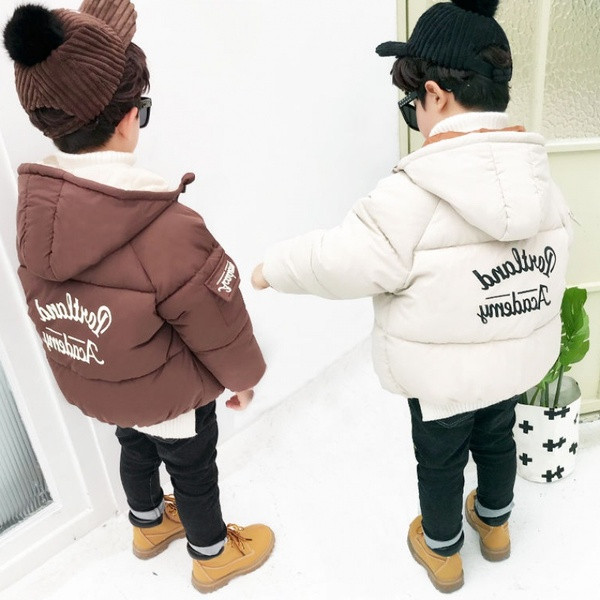 Uut mudelit laste jope poisile, seljal kirjad