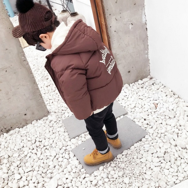 Uut mudelit laste jope poisile, seljal kirjad