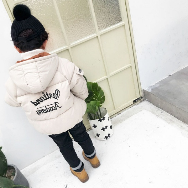 Uut mudelit laste jope poisile, seljal kirjad