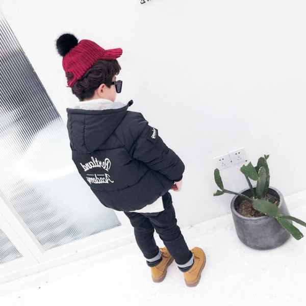 Uut mudelit laste jope poisile, seljal kirjad