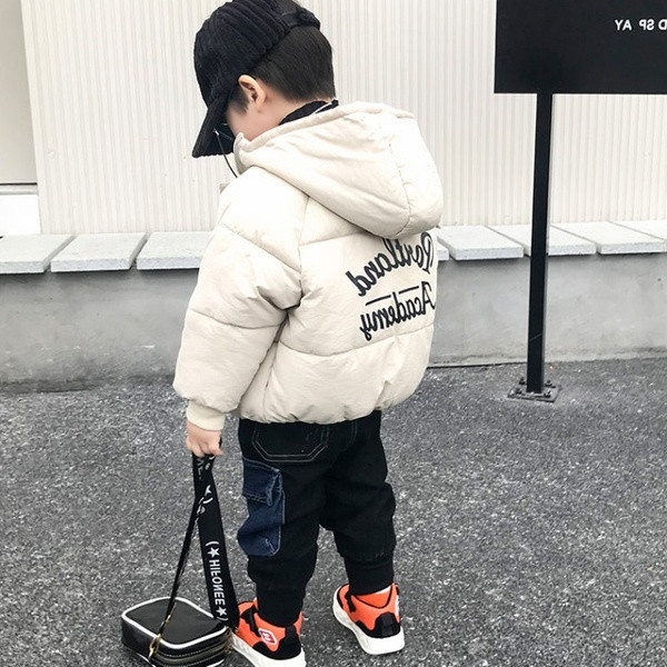 Uut mudelit laste jope poisile, seljal kirjad