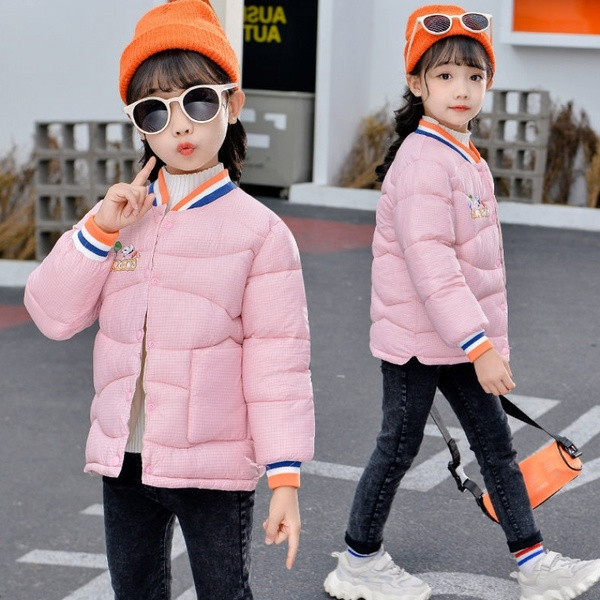 Geaca de toamna-iarna cu decolteu oval si nasturi