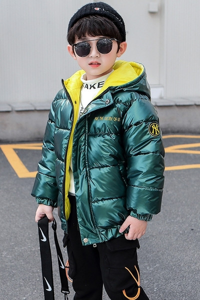 Χειμερινό παιδικό μπουφάν με κουκούλα και απλικέ για αγόρια