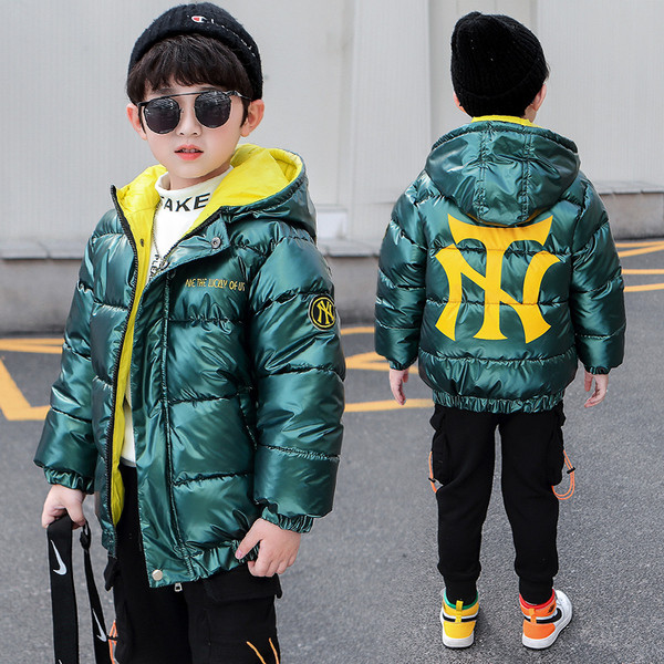 Χειμερινό παιδικό μπουφάν με κουκούλα και απλικέ για αγόρια