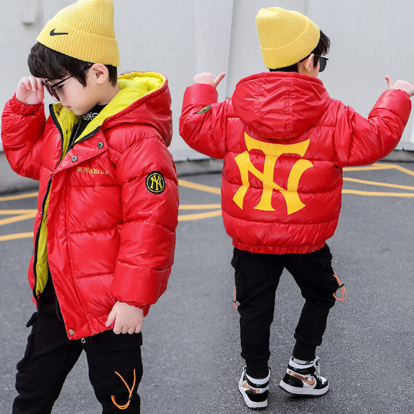 Χειμερινό παιδικό μπουφάν με κουκούλα και απλικέ για αγόρια