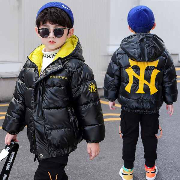 Χειμερινό παιδικό μπουφάν με κουκούλα και απλικέ για αγόρια