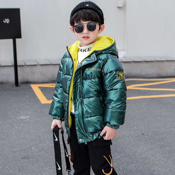 Χειμερινό παιδικό μπουφάν με κουκούλα και απλικέ για αγόρια