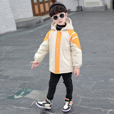 Moodne kapuutsiga laste jope poistele