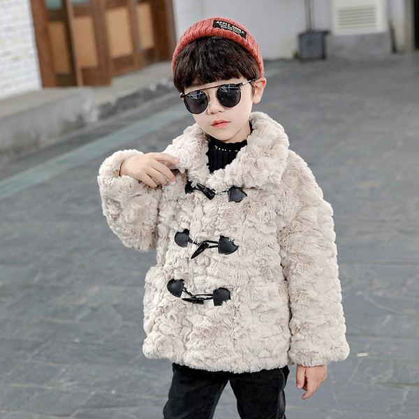 Μοντέρνο παιδικό μπουφάν με στρογγυλή λαιμόκοψη για αγόρια