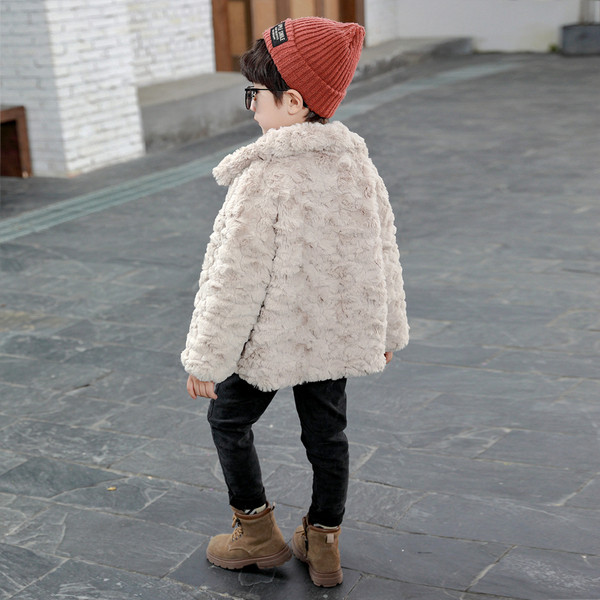 Μοντέρνο παιδικό μπουφάν με στρογγυλή λαιμόκοψη για αγόρια