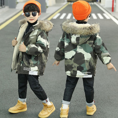 Kamuflaažist laste jope kapuutsiga ja udusulgedega poistele