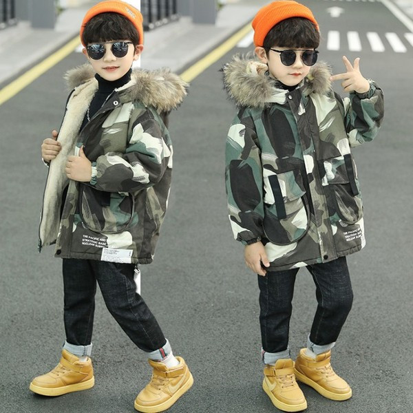 Kamuflaažist laste jope kapuutsiga ja udusulgedega poistele