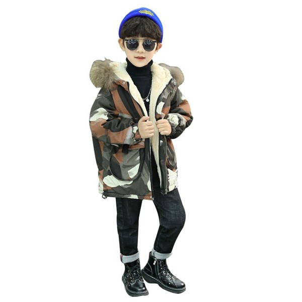 Kamuflaažist laste jope kapuutsiga ja udusulgedega poistele