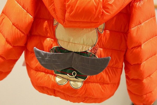 Παιδικό μπουφάν για αγόρια με κουκούλα και 3D στοιχείο στη πλάτη