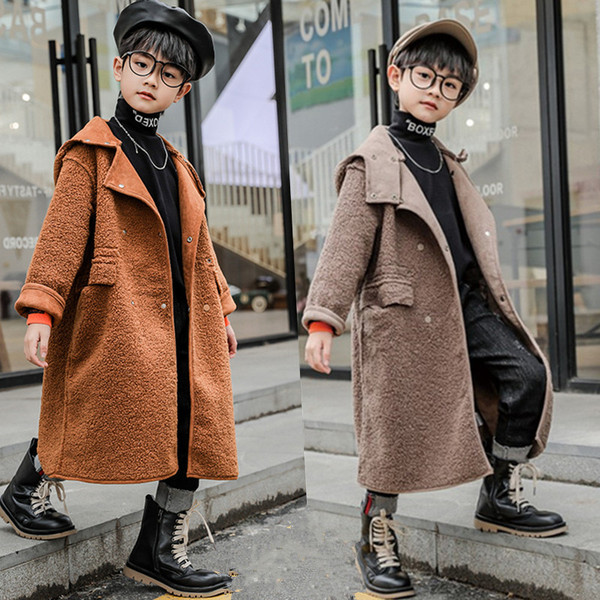 Moderan dječji kaput s gumbima i džepovima za dječake