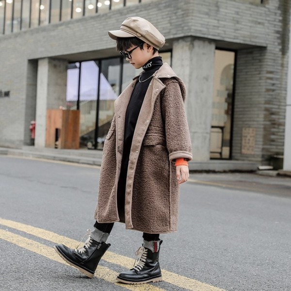 Moderan dječji kaput s gumbima i džepovima za dječake