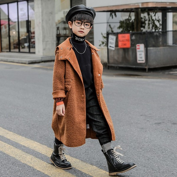 Moderan dječji kaput s gumbima i džepovima za dječake