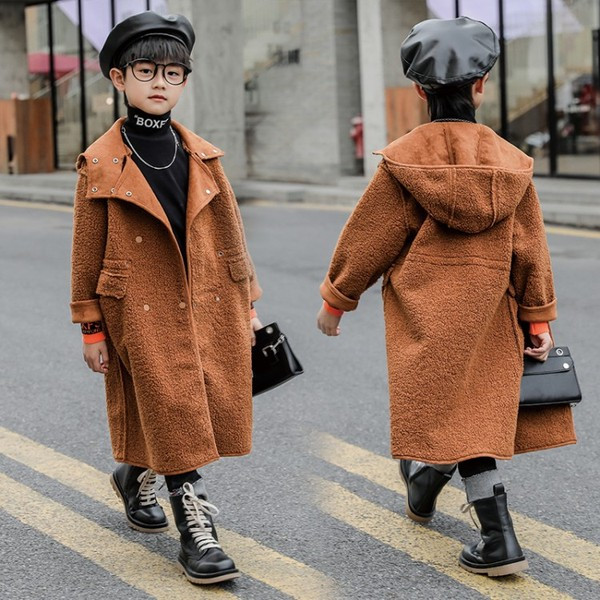 Moderan dječji kaput s gumbima i džepovima za dječake