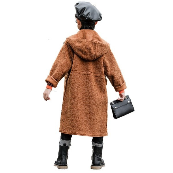 Moderan dječji kaput s gumbima i džepovima za dječake