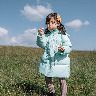 Μοντέρνο παιδικό μπουφάν για κορίτσια με κουκούλα και κορδόνια στη μέση