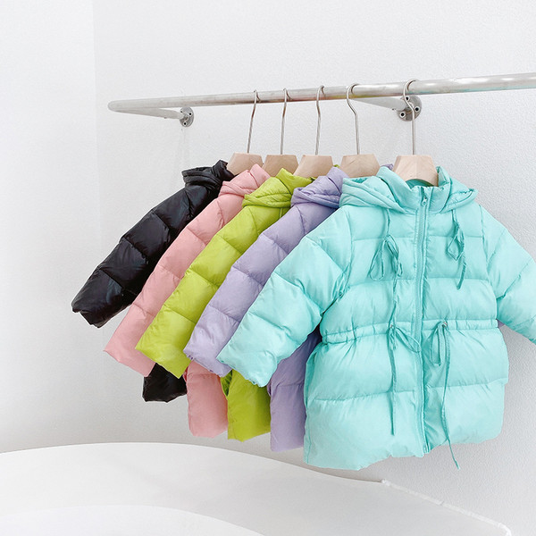 Μοντέρνο παιδικό μπουφάν για κορίτσια με κουκούλα και κορδόνια στη μέση