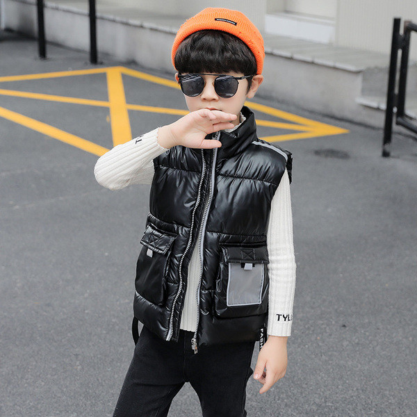 Kõrge kraega igapäevane lastevest poistele - kaks mudelit