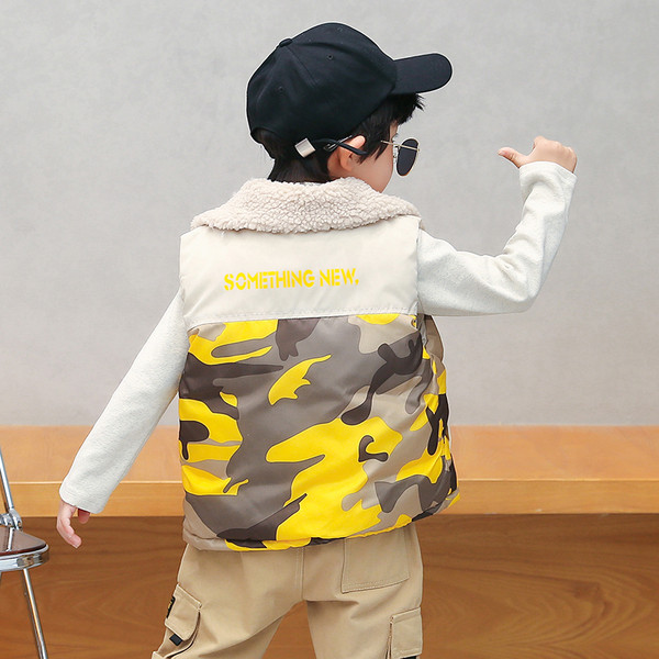 Καθημερινό γιλέκο για αγόρια με μοτίβο καμουφλάζ και τσέπες