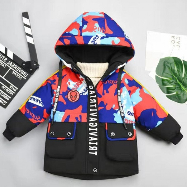 Χειμερινό μπουφάν για αγόρια μεσαίου μήκους με κουκούλα και χρωματιστό μοτίβο