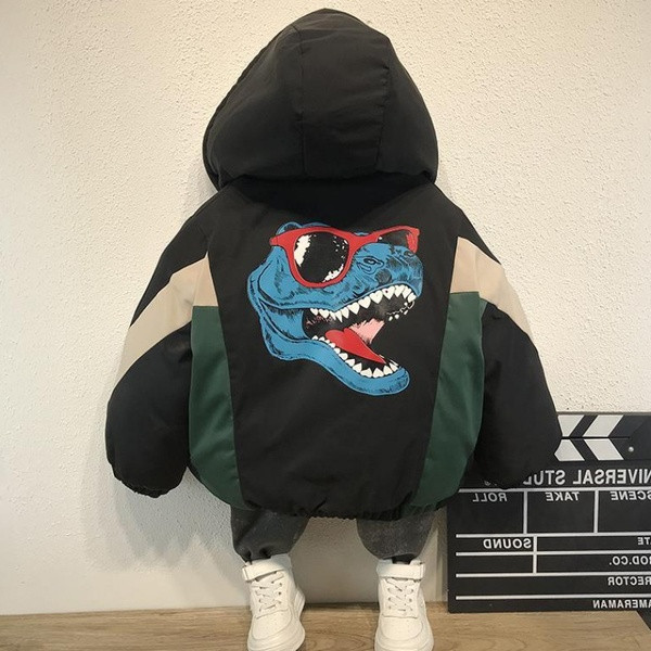 Παιδικό χειμερινό μπουφάν για αγόρια με χρωματιστό απλικέ στη πλάτη