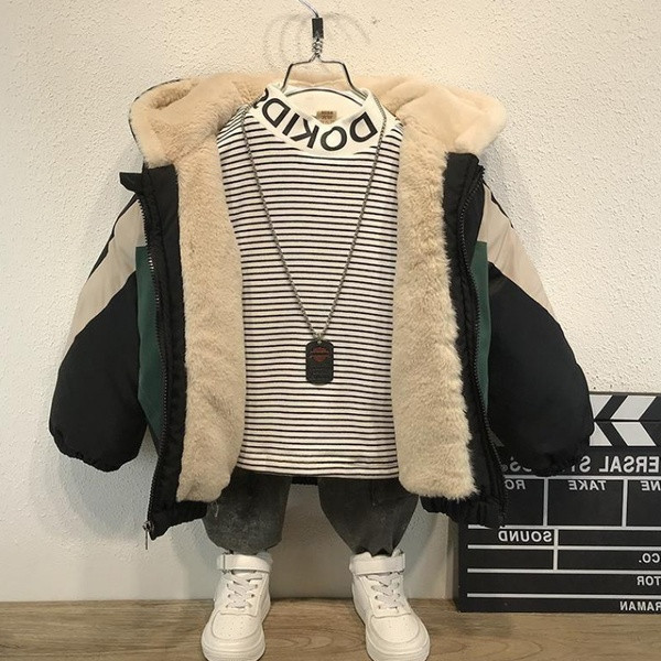 Παιδικό χειμερινό μπουφάν για αγόρια με χρωματιστό απλικέ στη πλάτη