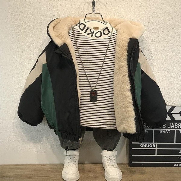 Παιδικό χειμερινό μπουφάν για αγόρια με χρωματιστό απλικέ στη πλάτη