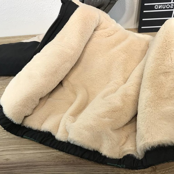 Παιδικό χειμερινό μπουφάν για αγόρια με χρωματιστό απλικέ στη πλάτη