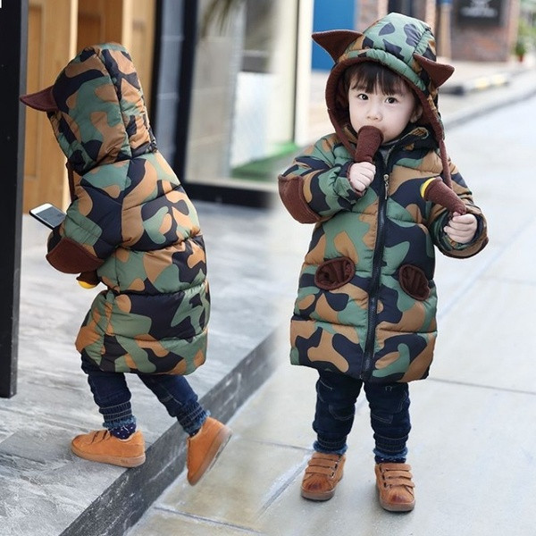 Παιδικό χειμερινό μπουφάν με σχέδιο καμουφλάζ και κουκούλα