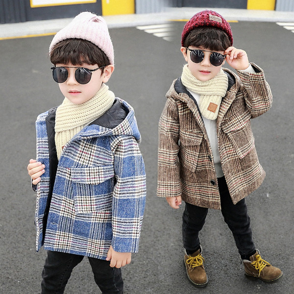 Kapuutsiga ruuduline lastemantel - poistele