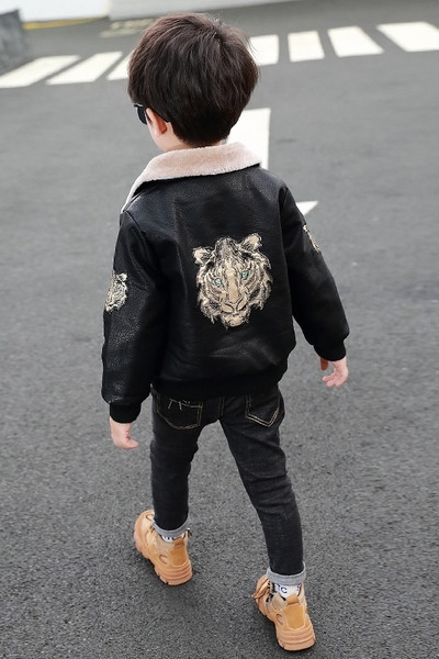 Dječja ležerna jakna s donjim ovratnikom i vezom pogodna za dječake