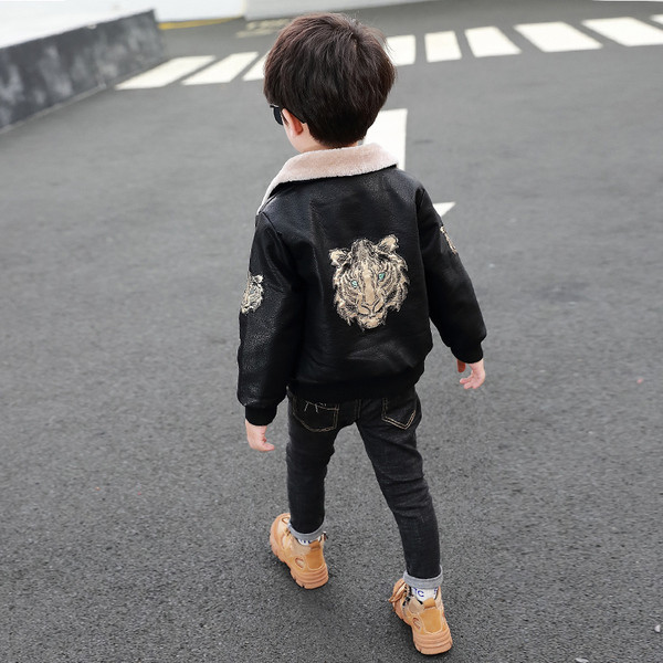 Dječja ležerna jakna s donjim ovratnikom i vezom pogodna za dječake