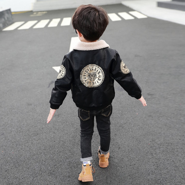 Dječja ležerna jakna s donjim ovratnikom i vezom pogodna za dječake