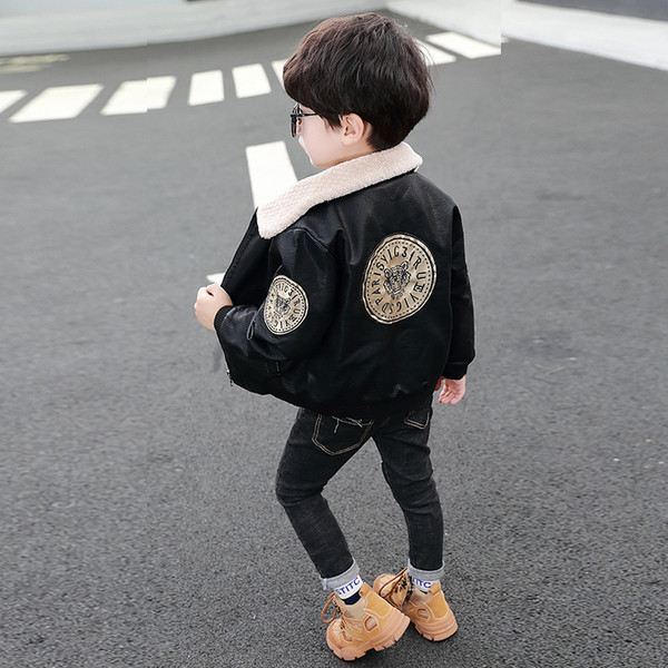 Dječja ležerna jakna s donjim ovratnikom i vezom pogodna za dječake