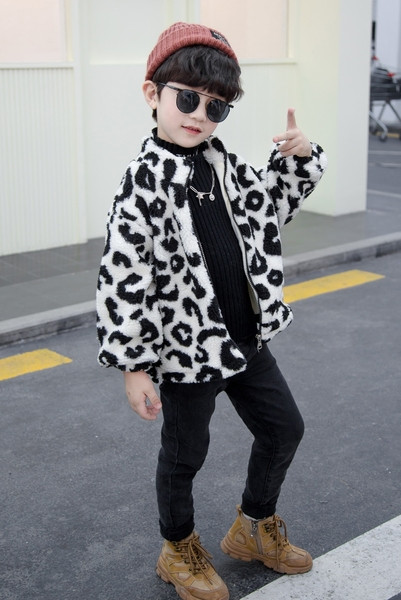 Καθημερινό παιδικό μπουφάν για αγόρια με χαμηλό γιακά και άνιμαλ πριντ 