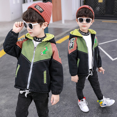 Kapuutsi ja lukuga laste talvejope poistele