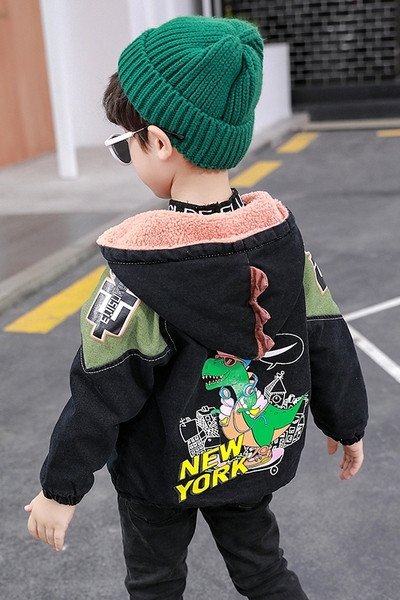 Kapuutsi ja lukuga laste talvejope poistele