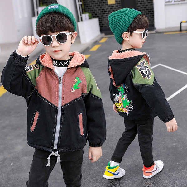 Kapuutsi ja lukuga laste talvejope poistele