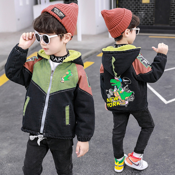 Kapuutsi ja lukuga laste talvejope poistele